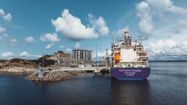 Northern Pioneer offloading. Photo by Ruben Soltvedt.